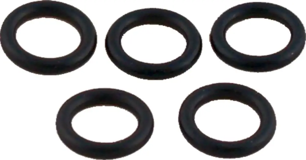 Fünf schwarze O-Ringe der Marke Wolf, oval geformt, auf hellen Hintergrund platziert. Sie sind gleichmäßig aneinander gereiht.